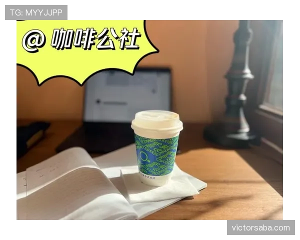 亚历克斯·摩根在家喝蛋白粉的样子，像极了我闺蜜打卡网红咖啡店